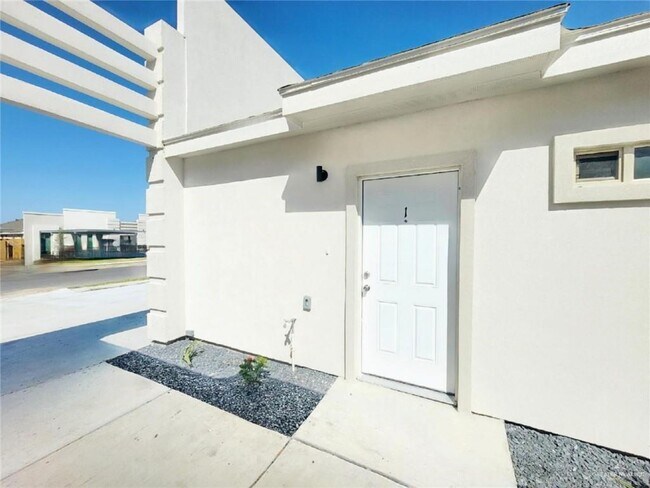 Building Photo - 3815 Las Vistas Ln