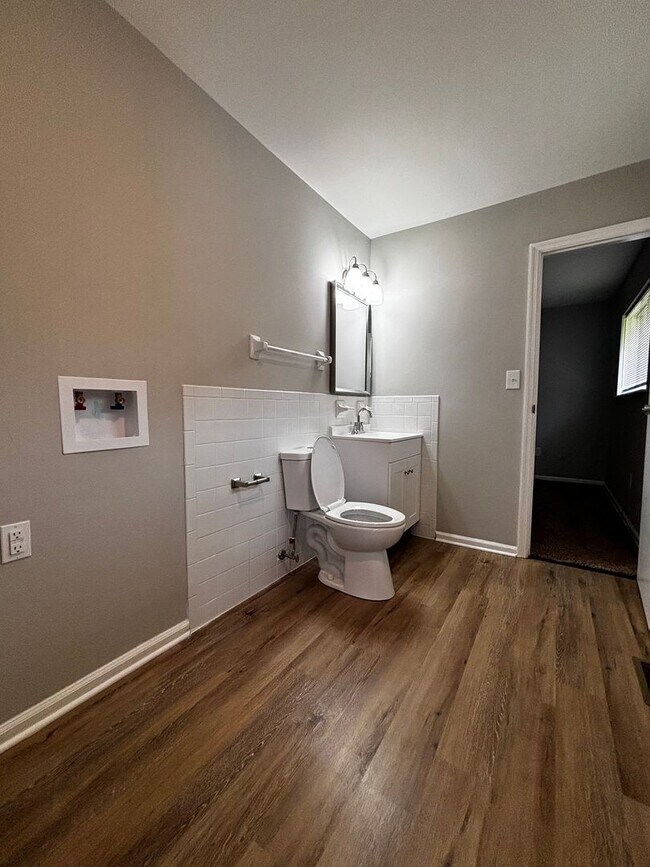 Building Photo - Beautiful 2 bed 1.5 bath Duplex with spacious backyard!