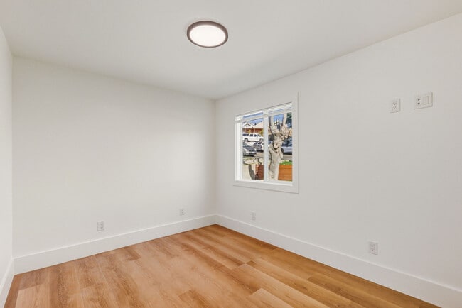 Building Photo - 1671 Mono Ave