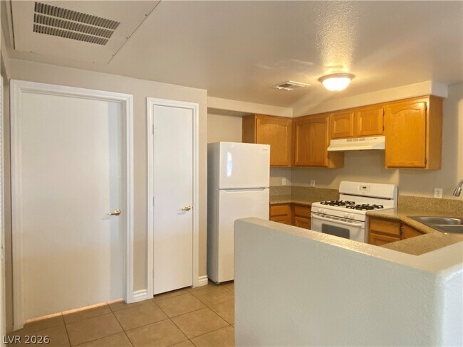 Building Photo - 3400 Cabana Dr