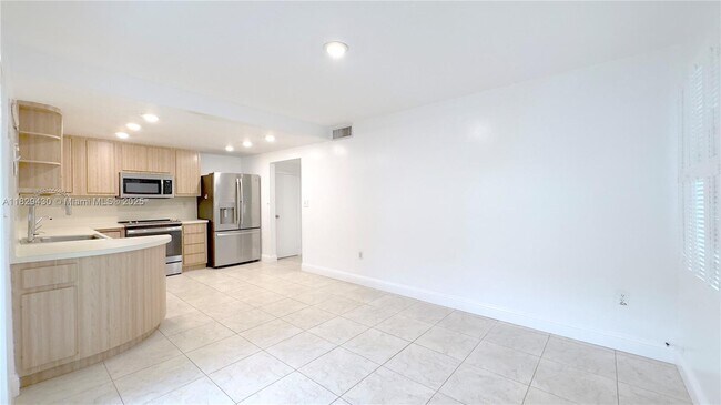 Building Photo - 8483 SW 137th Ave