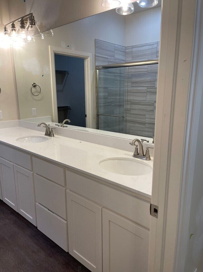 Building Photo - 3 bed 2.5 bath home in The Enclave