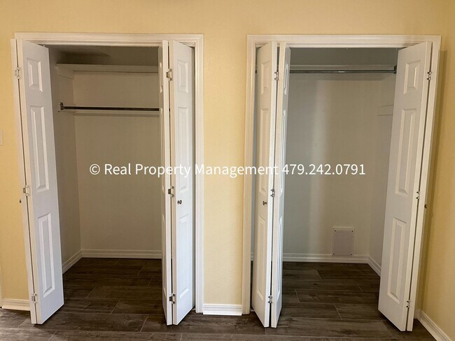 Building Photo - MOVE IN READY! Beautiful 3B/2B Newly Remod...