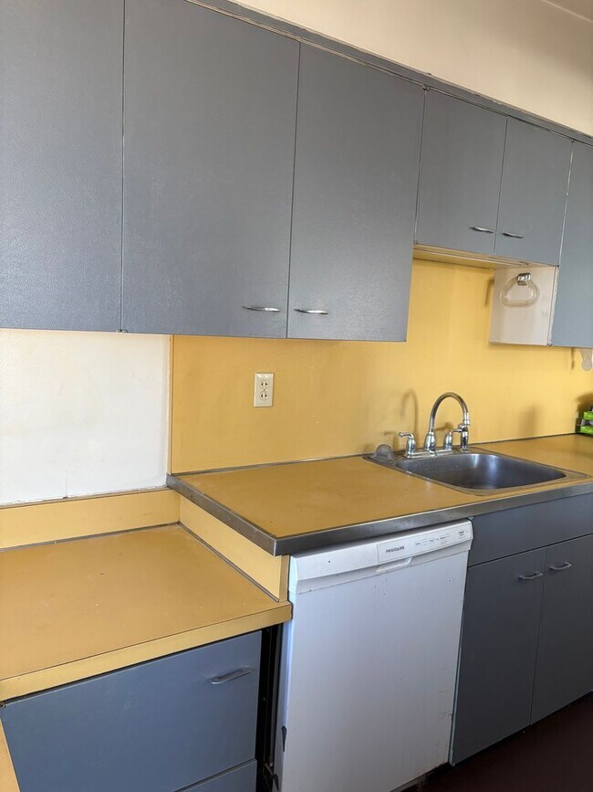 Building Photo - Beautifully Renovated 2 Bedroom -A/C- Fenced Yard