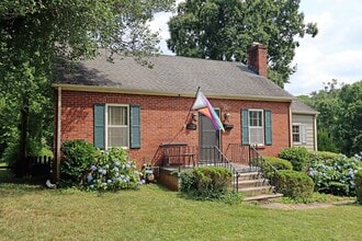 Building Photo - Charming Home With Fenced Yard