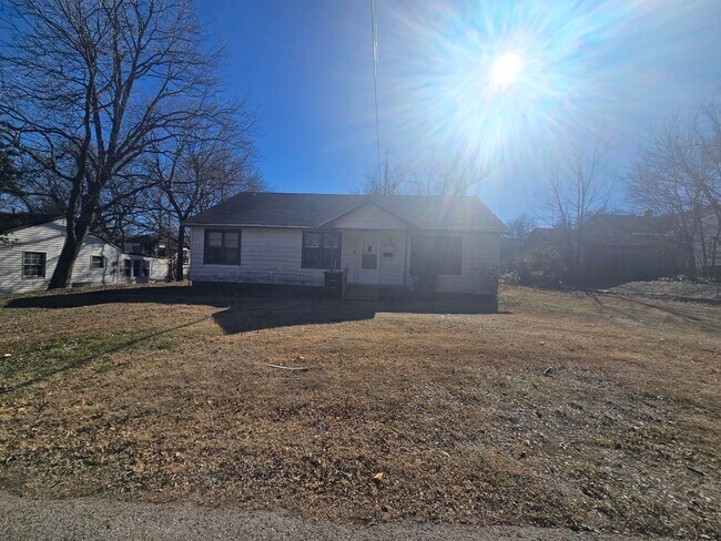 Building Photo - 3 Bed 2 Bath at Shawnee