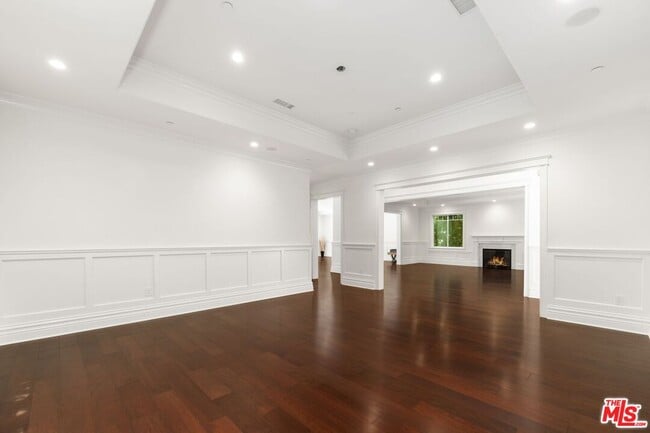 Building Photo - 453 S Bentley Ave
