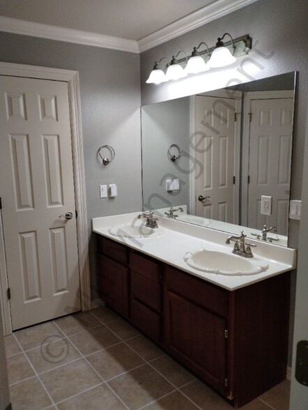 Building Photo - 1850 N Cannondale Dr