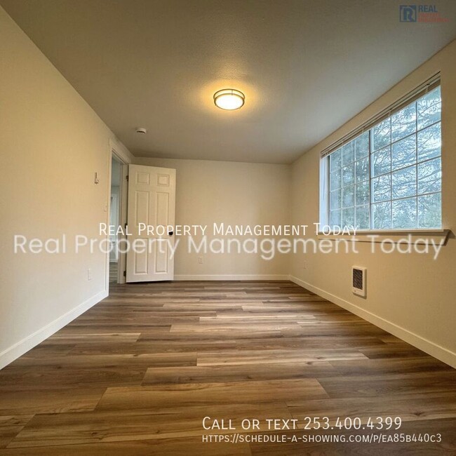 Building Photo - Beautiful remodeled 3 bed 1.5 bath with de...