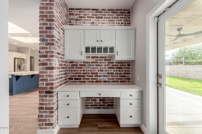 Building Photo - 5001 E Mitchell Dr