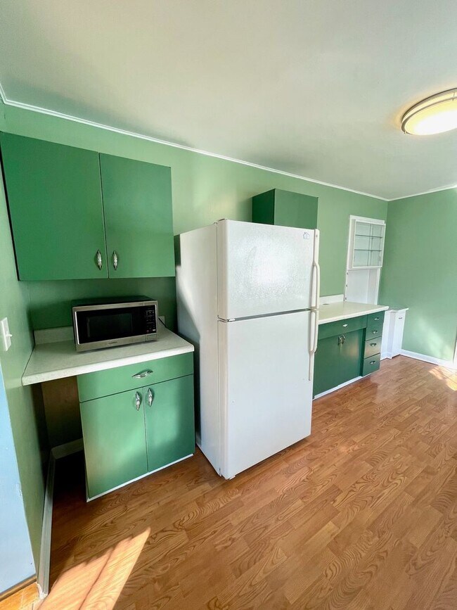 Building Photo - Very Unique 5 Bedroom Home on Large Lot