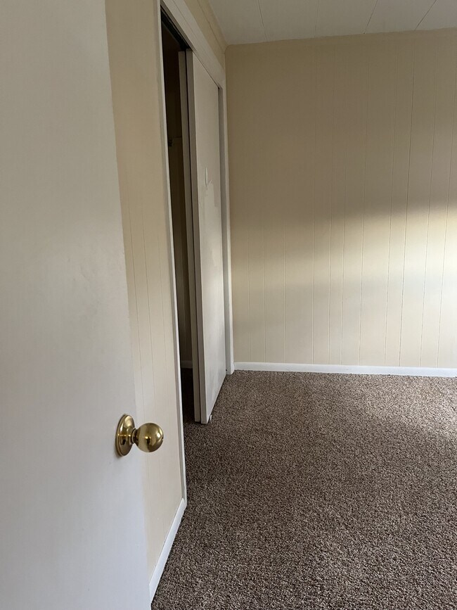 Building Photo - 611 Lincoln Way W