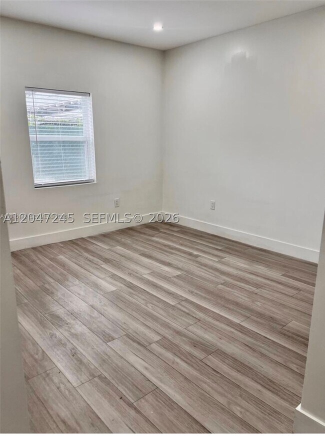 Building Photo - 852 SW 13th Ct