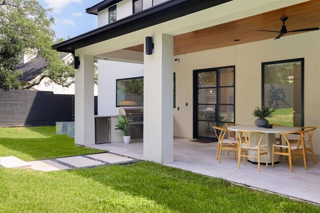 Building Photo - 1800 Bay Hill Dr