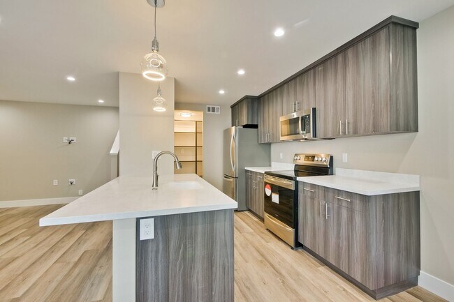 Building Photo - Stunning Modern Almost New Condo, Pets Welcome!