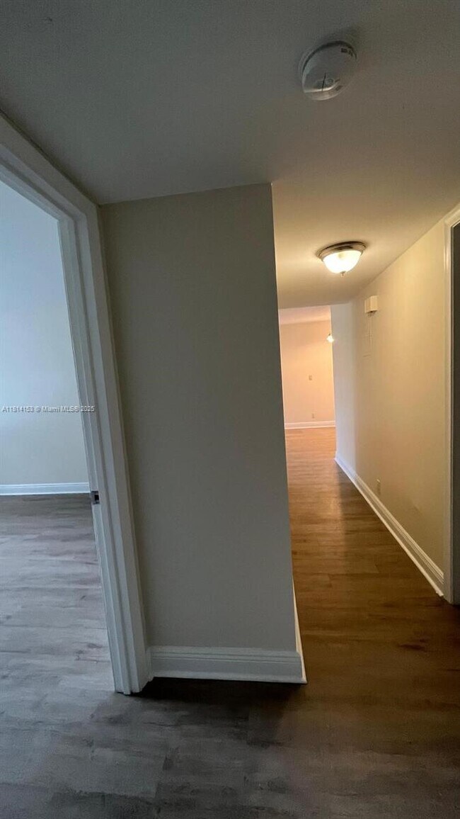 Building Photo - 3123 Oakland Shores Dr