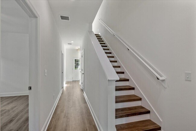 Building Photo - 5646 Native Oak Dr