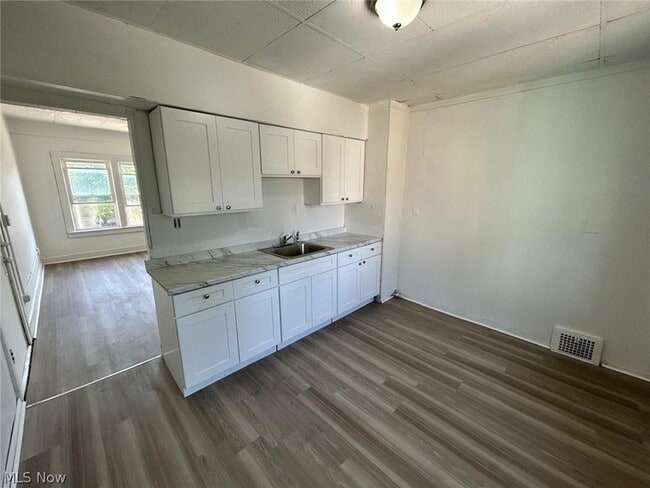 Building Photo - 2232 W 103rd St