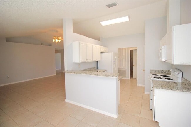 Building Photo - 12 Round Table Ln
