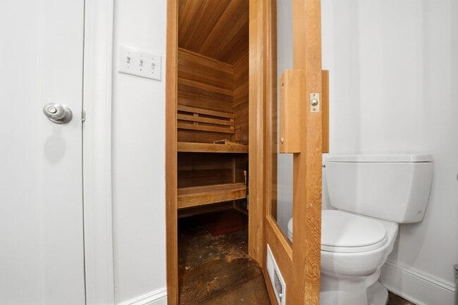 Building Photo - Three bedroom and Two Bathroom home in Portland Heights! Gourmet Kitchen and incredible natural L...