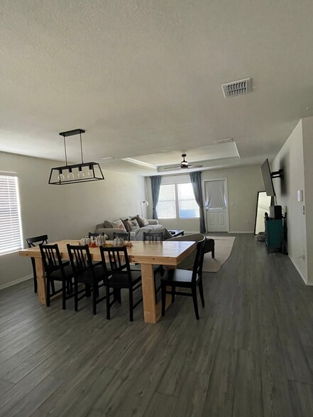 Building Photo - 1813 Acacia Dr