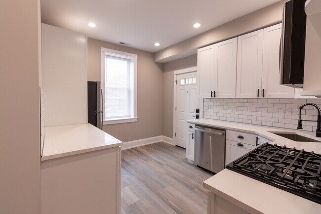 Building Photo - 3757 W Addison St