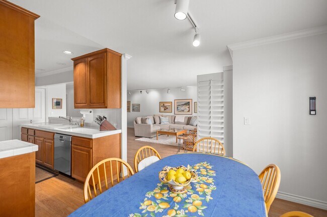 Building Photo - Luxurious 2 Bedroom, 2 Bathroom Condo for Rent