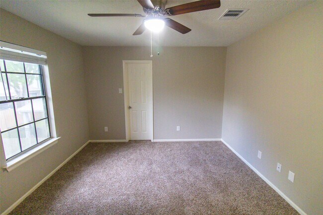 Building Photo - 3322 Whispering Way Dr