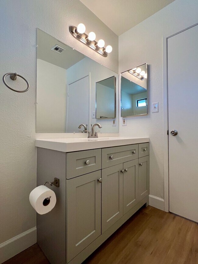 Building Photo - Renovated 3-Bedroom Home with 2-Car Garage in Quailwood