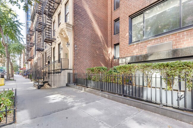 Building Photo - 340 E 51st St