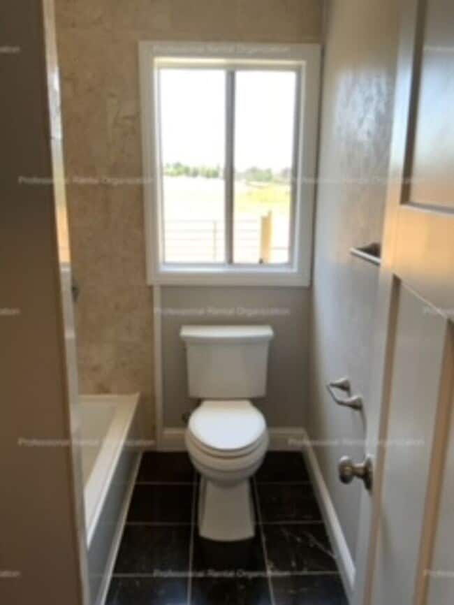 Building Photo - Country property minutes from downtown Pet...