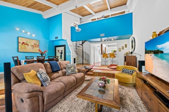 Building Photo - 219 NE 17th Ave