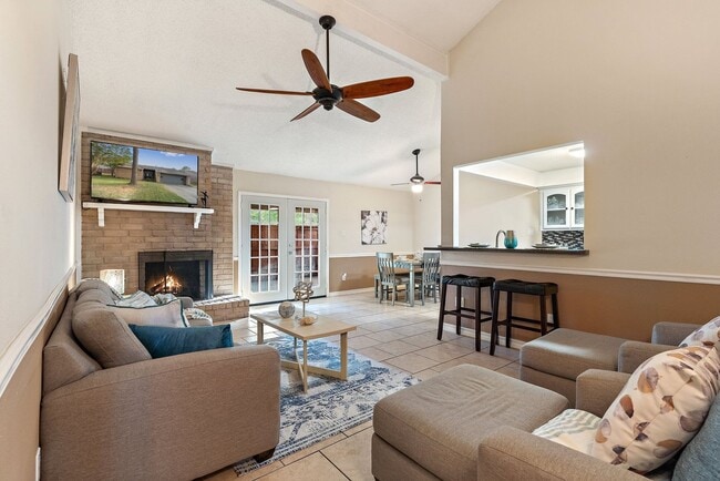 Building Photo - Captivating 3-Bedroom Escape with Private Deck & HOA Pool Access in Grand Prairie!