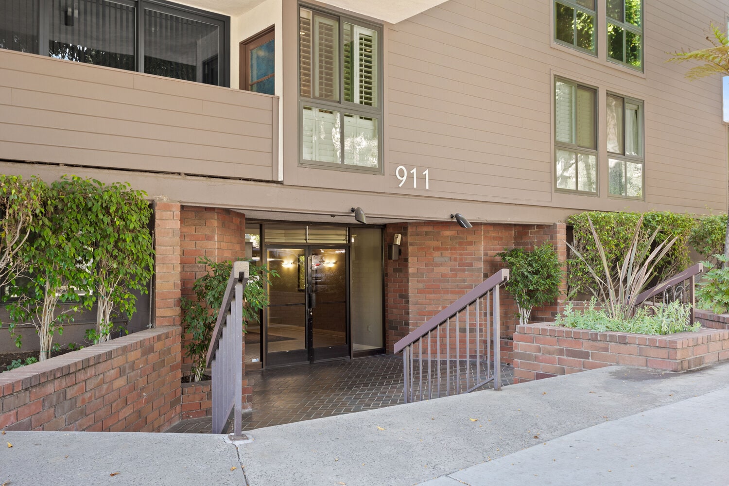 Exterior of the building - 911 N Kings Rd