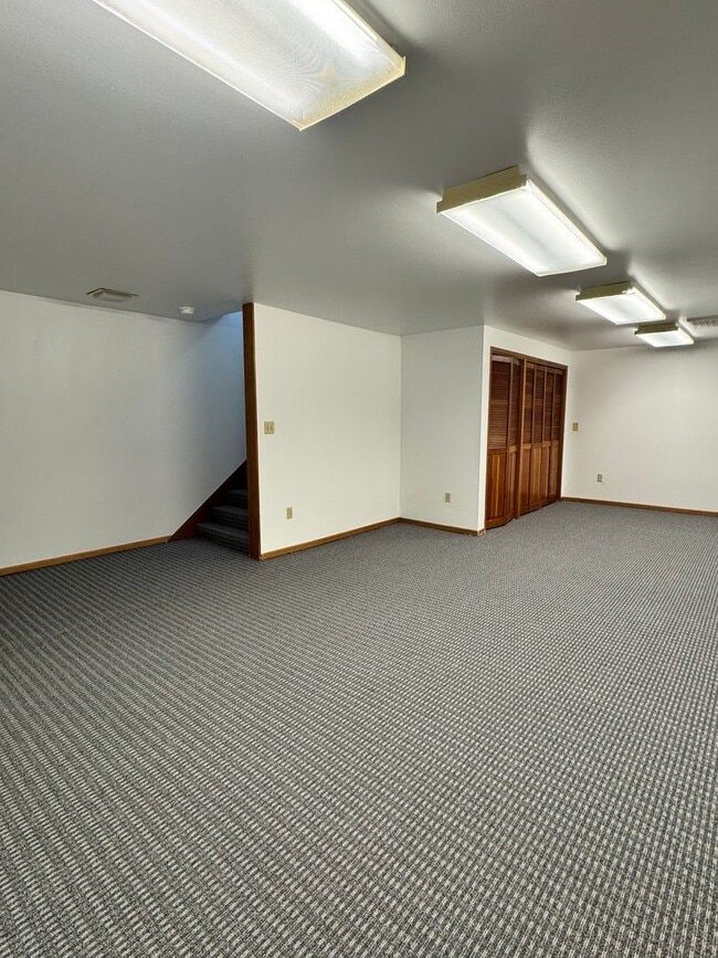Building Photo - Large lower valley home, freshly remodeled...