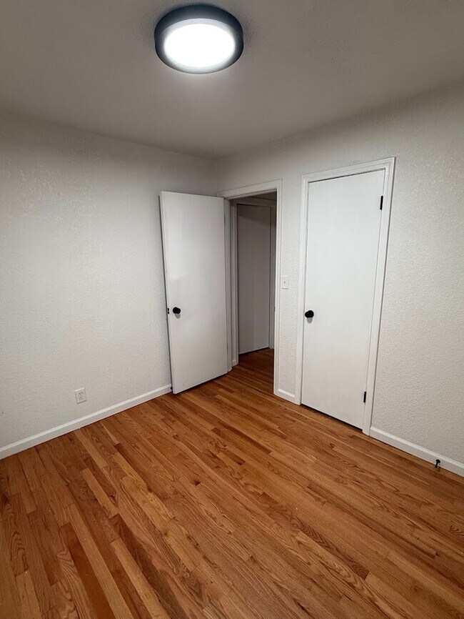 Building Photo - Newly remodeled 3 bedrooms and 2 full baths home located in Independence, MO