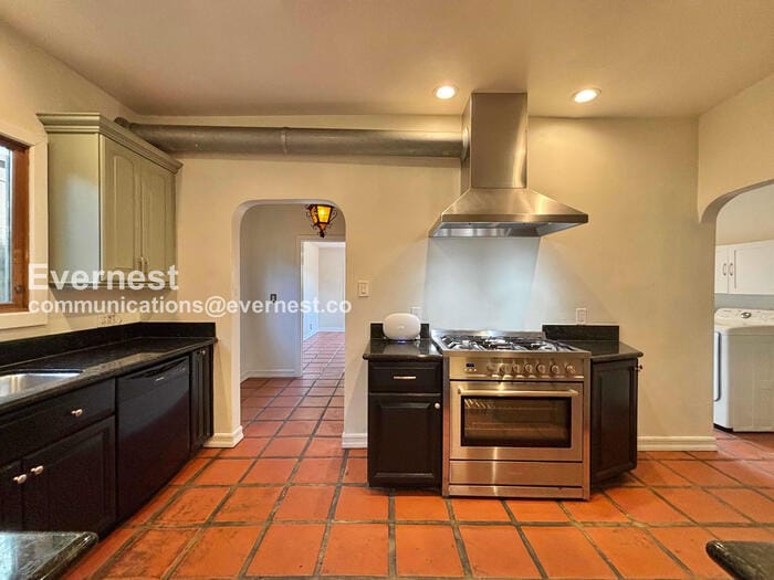 Building Photo - 132 N Crescent Heights Blvd