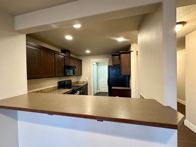 Building Photo - 3 bed/ 3.5 Bath Townhome in Cheney