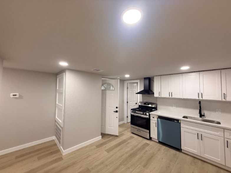 Building Photo - 5238 Pease St