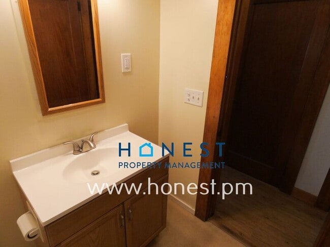 Building Photo - 523 Memorial Dr