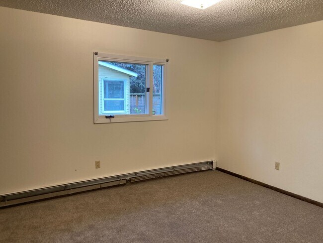 Building Photo - 3 Bedroom Ranch Style Home in Rogers Park!