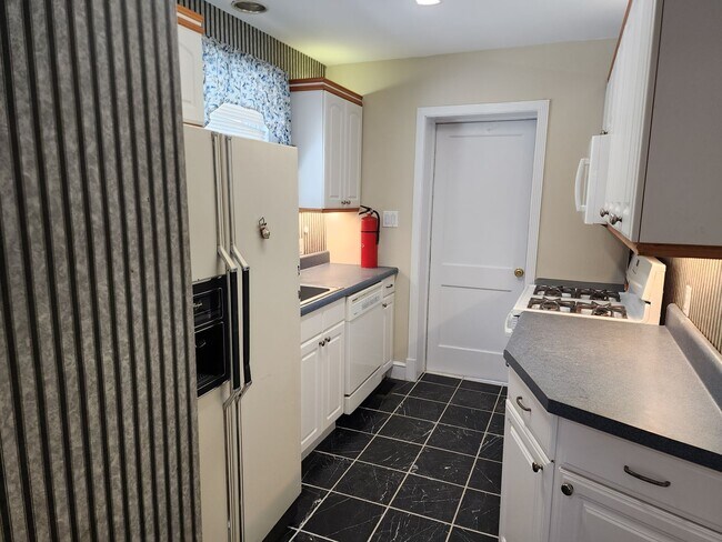 Building Photo - Incredible 3 Bedroom Ranch with Spacious 2...