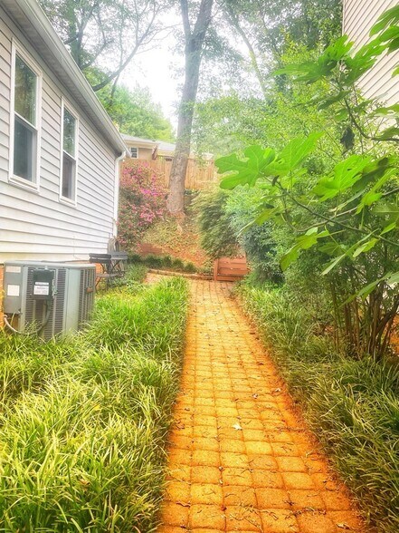 Building Photo - 16 Townes Square Ln