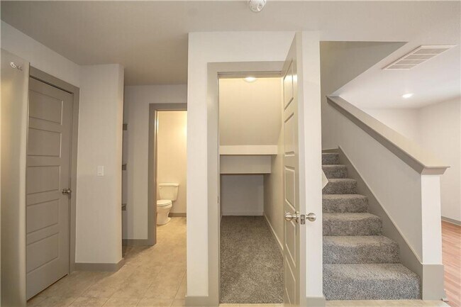 Building Photo - 3410 SW Vel Mews