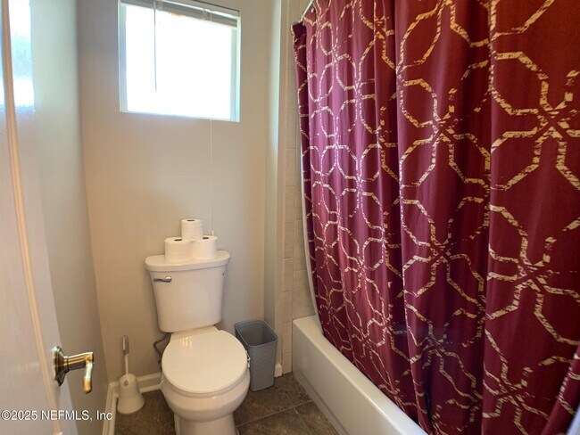Building Photo - 647 Acorn Chase Dr