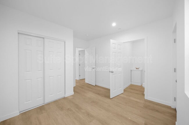 Building Photo - 308 N Catalina Ave