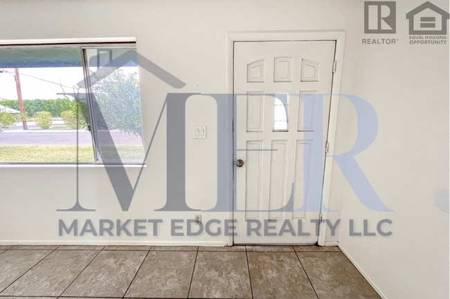 Building Photo - 3Bed/2Bath Apartment at 48th St/Thomas! Move-In Ready on 05/14/2026!--FENCED-IN YARD! NO HOA!