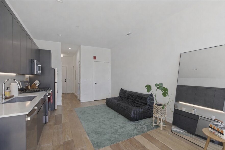 Building Photo - 4513 N Clark St