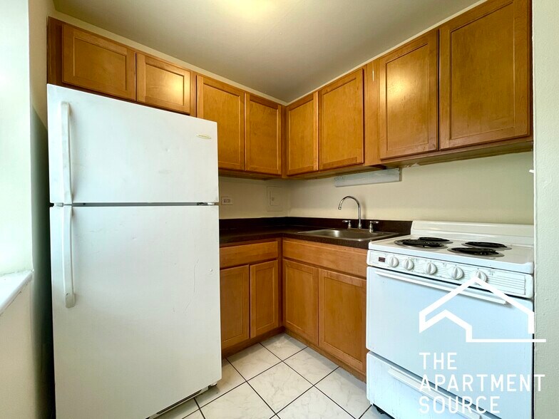 Building Photo - 6006 N Kenmore Ave