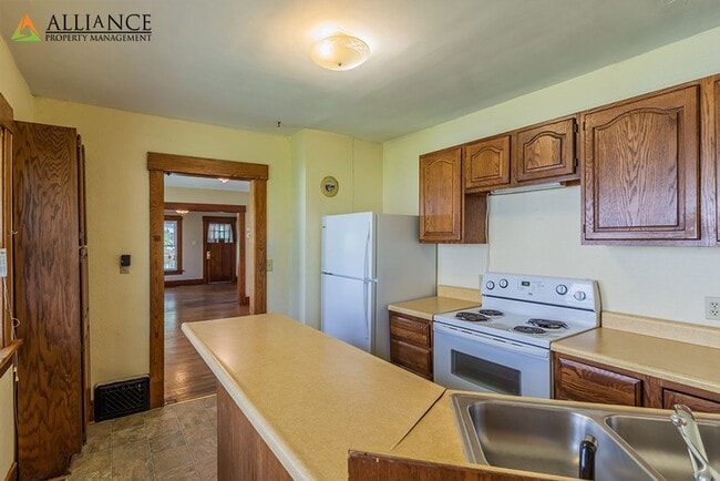 Building Photo - Ideal Location! Next to KSU!